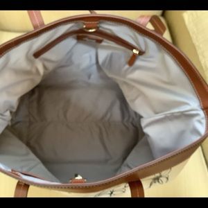 1 front slot, 1 zip. inside slot & 2 sm. Inside slots w/inside hook closure